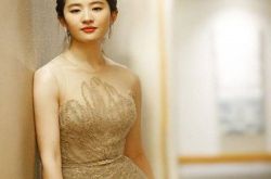 四小花旦刘亦菲快乐大本营唱歌 尽显优雅女神范儿 