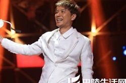 蒙面歌王白棱镜面具面具露真容 李克勤满眼含泪深情演唱 