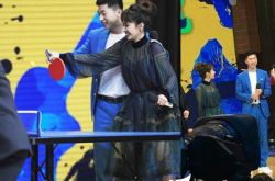 马龙蔡依林录节目现场粉红满满 手把手教天后打乒乓球显甜蜜 