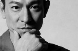 刘德华唱经典老歌忘情水让人潸然泪下 男神为你倾情演唱 