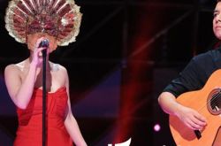 蒙面歌王铁扇奥特曼竟是许茹云 巫启贤亲自为其揭开面具 