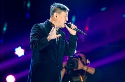 韩磊的歌曲等待深情演唱 其亮相歌手2赚足观众眼球 