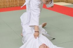 郭晶晶撂倒霍启刚展身手 《极速》遭遇小插曲险晋级 