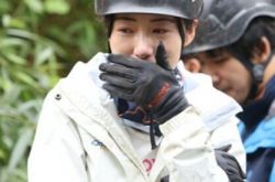 《跟着贝尔》韩雪拒绝吃蚯蚓 委屈抹泪彻底崩溃 