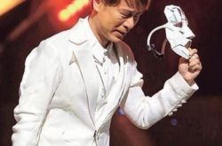 蒙面歌王李克勤夺冠落泪  《月半小夜曲》 引现场大合唱 