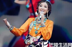 歌曲花开在眼前降央卓玛版欣赏 倾诉对辉煌岁月的多情与眷恋 