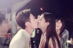 何炅为什么亲吻赵丽颖？ 花千骨自曝仰慕老师已久 