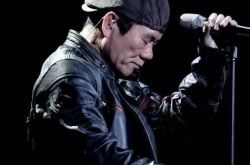 赵传勇敢一点慷慨激昂 男神完美嗓音让人陶醉 