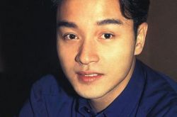 张国荣偏偏喜欢你歌曲欣赏 演唱会上演绎好友经典之作 