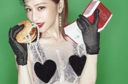 王心凌汉堡事件一夜爆红 《蒙面》现“恨天高”被看穿？ 