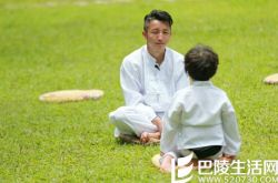 天天向上轩轩拳王综艺首秀 嘟嘴夹笔萌翻全程 