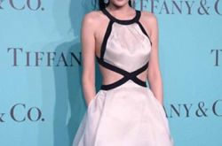 陈乔恩红毯礼服照片美极了 《我》“友谊的小船越走越远” 