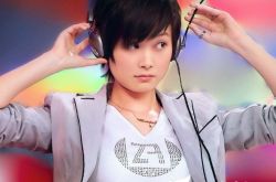 李宇春和你一样歌词 春春进军二次元新造型成谜引期待 