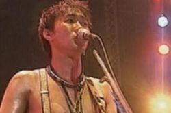 Beyond黄家驹独唱冷雨夜 开场万人齐唱《大地》 