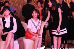 老师林妙可歌曲献唱 教师节晚会感师恩 