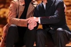 父子杨洋佟铁鑫春晚同台献唱 情深心暖催人落泪 