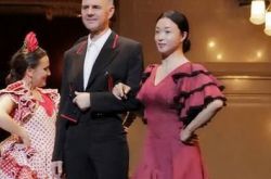 金星真人秀街头卖艺  晒照被批脚丑 