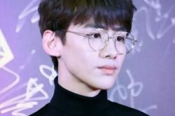 白敬亭戴眼镜的图片文艺十足 亭亭《我战斗吧》勇闯蛇洞 