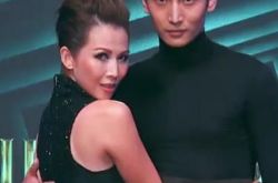 蔡少芬偶像来了走秀显御姐范 众女神高跟鞋成走秀障碍 