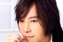 重温邰正宵的歌一千零一夜 据说此曲是他至今卖得最好的专辑 