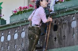 《极速前进》郭晶晶示爱霍启刚 竟被泼了一桶水 