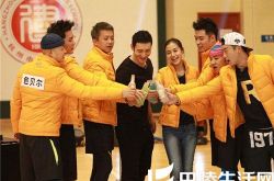 近期黄晓明参加的综艺节目  现身跑男变身黑衣人 