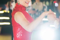 林青霞偶像来了旗袍装惊艳亮相  众女神令你看完不忍移开眼 