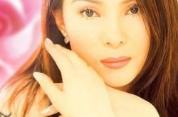 黄莺莺演唱雪在烧歌曲 中英文歌曲皆有佳绩的歌手之一 