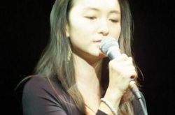 有里知花演唱《我的世界只有你》 歌曲凄婉迷茫惹人伤感 