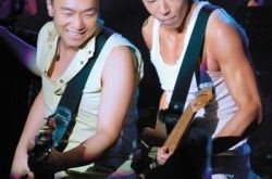 黄家强黄贯中演唱会震撼广州 延续BEYOND摇滚精神 