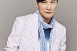 张信哲《过火》粤语版歌词欣赏 对爱人的背叛宽容以待 