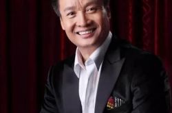 阎维文歌曲小白杨宛转悠扬 男神独特嗓音为你倾情演唱 