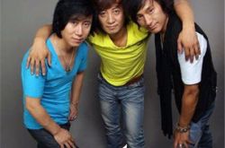 彝人制造现身遭“妈妈粉”围堵 现场演出人气爆棚 