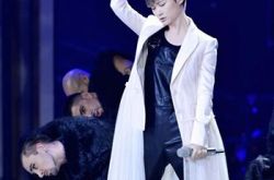 李宇春金鹰节献唱《野蛮生长》 与赵雅芝同台颁奖 