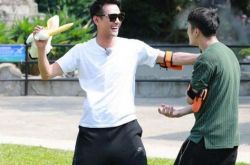 王凯综艺与王嘉尔斗智 “二王”CP翻唱《王妃》获雨神肯定 