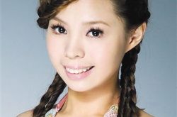 许哲佩疯子歌曲赏析 这首歌是她对于音乐生涯的一个宣泄 