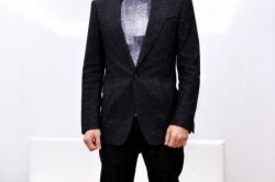 温升豪歌曲何苦介绍 为自己的MV脱衣胸肌大过女主角 