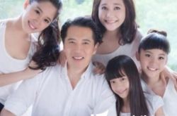 欧阳龙《康熙来了》节目获奖 蔡康永搂小S开心领礼盒 