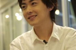 洪卓立《痛》赏析 表达一个男人满怀失意忘不掉回忆的感觉 