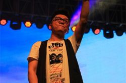 汤潮战友兄弟歌词欣赏 激情诠释英雄的热血情怀 