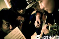 听说黑钻石乐队一首看似简单却很有内容 以弹唱为主的歌曲 