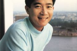 陈百强歌曲《念亲恩》欣赏 歌声演绎对父母恩情的感激 