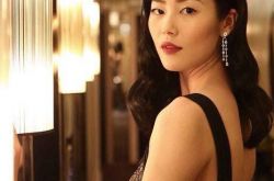 刘雯走秀摔倒尴尬瞬间 刘雯维密性感造型盘点