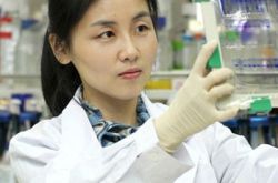 清华教授颜宁加入《开讲啦》 讲台上第一位女科学家 