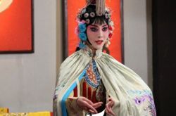 原雨白玉兰图片曝光引热议 红箭北京开播她变身京剧名伶开唱 