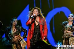 忙于巡演变瘦？ 张惠妹晒照铅笔腿吸睛