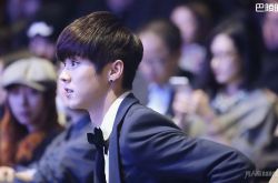 鹿晗获"亚洲全能艺人"奖 自曝身体好不穿秋裤