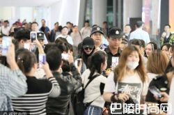 人气旺!杨幂遭粉丝围堵寸步难行 获安保队长亲自护送