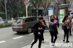 王源回校引同学围观 除迷妹外还有爬窗口的迷弟