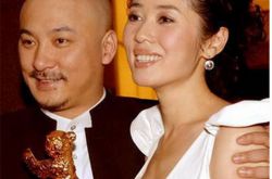 余男穿薄婚纱秀酥胸，成熟女人的魅力简直无法阻挡！